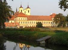 Rajhrad - Kl�ter benedikt�n� s kostelem sv. Petra a Pavla 1.JPG