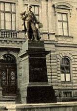 ulice T.G.Masaryka - Lesnická škola - 29.8.1886 odhalen před budovou pomník císaři Josefu II. - v současnosti je socha v zahradě vily Art, - od roku 2008 zde stojí T.G.Masaryk
