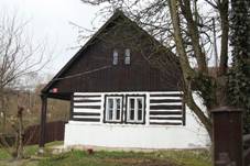 Old house in Vechlapy, Beneov District.jpg