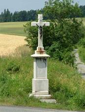 K&rcaron;&zcaron; u vjezdu z obce sm&ecaron;rem na Fulnek