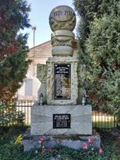 Pomnk padlm v Kladrubcch.jpg