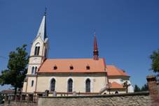 https://upload.wikimedia.org/wikipedia/commons/thumb/4/4b/Tochovice_church_03.JPG/1280px-Tochovice_church_03.JPG