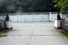 Dogs statue (Blansko)3.JPG