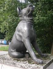 File:Dogs statue (Blansko)2.JPG