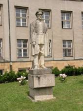 https://upload.wikimedia.org/wikipedia/commons/thumb/e/e1/Masaryk_in_Boskovice.JPG/800px-Masaryk_in_Boskovice.JPG