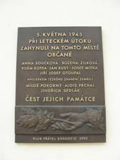 Pametni deska obetem leteckeho utoku (Boskovice).JPG