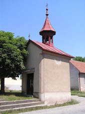 File:Bykovice kaple.jpg