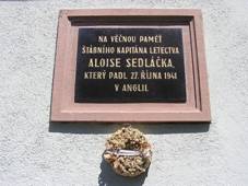 File:Bykovice pametni deska.jpg
