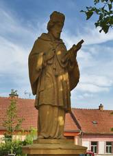 https://upload.wikimedia.org/wikipedia/commons/thumb/9/9d/Socha_na_n%C3%A1vsi%2C_Kn%C3%ADnice_u_Boskovic%2C_okres_Blansko.jpg/800px-Socha_na_n%C3%A1vsi%2C_Kn%C3%ADnice_u_Boskovic%2C_okres_Blansko.jpg