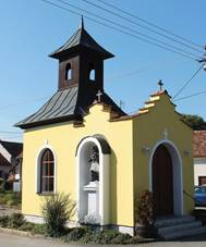 Laany, kaple sv. Jana Nepomuckho (2017-10-01; 04).jpg