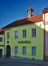 https://upload.wikimedia.org/wikipedia/commons/thumb/9/97/Radnice%2C_Ole%C5%A1nice%2C_okres_Blansko.jpg/800px-Radnice%2C_Ole%C5%A1nice%2C_okres_Blansko.jpg