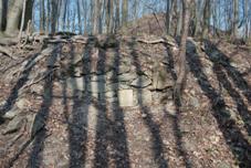 Zbytek zdiva Stareho hradu u Adamova 3.jpg