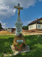 https://upload.wikimedia.org/wikipedia/commons/thumb/3/32/K%C5%99%C3%AD%C5%BE_na_n%C3%A1vsi%2C_Velenov%2C_okres_Blansko_%2802%29.jpg/800px-K%C5%99%C3%AD%C5%BE_na_n%C3%A1vsi%2C_Velenov%2C_okres_Blansko_%2802%29.jpg
