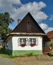 https://upload.wikimedia.org/wikipedia/commons/thumb/1/11/Star%C3%BD_d%C5%AFm_v_obci%2C_Velenov%2C_okres_Blansko.jpg/800px-Star%C3%BD_d%C5%AFm_v_obci%2C_Velenov%2C_okres_Blansko.jpg