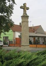 https://upload.wikimedia.org/wikipedia/commons/8/8f/K%C5%99%C3%AD%C5%BE_na_rozcest%C3%AD_u_obecn%C3%ADho_%C3%BA%C5%99adu_v_Ov%C4%8D%C3%A1rech_%28Q94436387%29_02.jpg