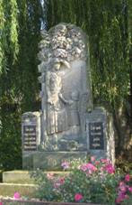 https://upload.wikimedia.org/wikipedia/commons/thumb/c/c4/Pomn%C3%ADk_padl%C3%BDm_na_n%C3%A1vsi_v_Sudov%C4%9B_Hlavn%C4%9B_%28Q66565420%29_01.jpg/1024px-Pomn%C3%ADk_padl%C3%BDm_na_n%C3%A1vsi_v_Sudov%C4%9B_Hlavn%C4%9B_%28Q66565420%29_01.jpg