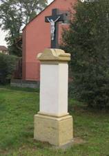 https://upload.wikimedia.org/wikipedia/commons/3/3d/K%C5%99%C3%AD%C5%BE_v_Ml%C3%A9kojedsk%C3%A9_ulici_v_Ti%C5%A1ic%C3%ADch_%28Q94439341%29.jpg