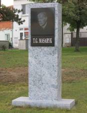 https://upload.wikimedia.org/wikipedia/commons/thumb/b/b0/Masaryk%C5%AFv_pomn%C3%ADk_v_Ti%C5%A1ic%C3%ADch_%28Q94440177%29_01.jpg/800px-Masaryk%C5%AFv_pomn%C3%ADk_v_Ti%C5%A1ic%C3%ADch_%28Q94440177%29_01.jpg