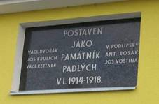 https://upload.wikimedia.org/wikipedia/commons/7/72/Pomn%C3%ADk-deska_padl%C3%BDm_v_1._sv%C4%9Btov%C3%A9_v%C3%A1lce_na_dom%C4%9B_M%C4%9Blnick%C3%A1_4_v_Ti%C5%A1ic%C3%ADch_%28Q94443478%29_01.jpg