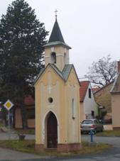 https://upload.wikimedia.org/wikipedia/commons/b/b8/Kaple_na_n%C3%A1vsi_v_M%C3%ADrovic%C3%ADch_%28Q66564743%29_01.jpg