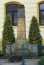 https://upload.wikimedia.org/wikipedia/commons/b/b7/Pomn%C3%ADk_padl%C3%BDm_v_1._sv%C4%9Btov%C3%A9_v%C3%A1lce_na_n%C3%A1vsi_v_M%C3%ADrovic%C3%ADch_%28Q66564742%29_01.jpg