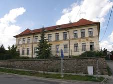 https://upload.wikimedia.org/wikipedia/commons/thumb/a/a1/Brezina_-_narodni_skola.JPG/1280px-Brezina_-_narodni_skola.JPG