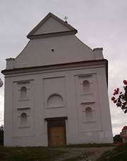 https://upload.wikimedia.org/wikipedia/commons/thumb/1/19/Doln%C3%AD_Kounice_kostel_sv_Barbory.JPG/800px-Doln%C3%AD_Kounice_kostel_sv_Barbory.JPG