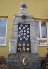 Pamtnk padlm Domaov.JPG