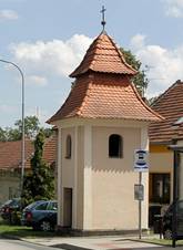 Hajany - hlavn� ulice s kapl�