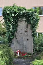 Ivan�ice-pomn�k-rud�-arm�dy-Krumlovsk�-u-�koly2014.jpg