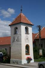 https://upload.wikimedia.org/wikipedia/commons/thumb/d/d0/Zvonice_na_n%C3%A1vsi_Ji%C5%99%C3%ADkovice_2.jpg/800px-Zvonice_na_n%C3%A1vsi_Ji%C5%99%C3%ADkovice_2.jpg
