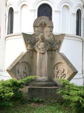 https://upload.wikimedia.org/wikipedia/commons/thumb/7/70/Pomn%C3%ADk_padl%C3%BDm_v_prvn%C3%AD_sv%C4%9Btov%C3%A9_v%C3%A1lce%2C_Podol%C3%AD_2.jpg/1280px-Pomn%C3%ADk_padl%C3%BDm_v_prvn%C3%AD_sv%C4%9Btov%C3%A9_v%C3%A1lce%2C_Podol%C3%AD_2.jpg