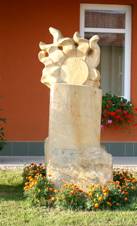 https://upload.wikimedia.org/wikipedia/commons/thumb/d/d2/Plastika_p%C5%99ed_knihovnou%2C_Podol%C3%AD.jpg/1280px-Plastika_p%C5%99ed_knihovnou%2C_Podol%C3%AD.jpg
