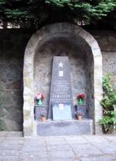 Radostice, pamtnk u emlik.JPG