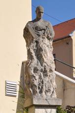 Brno-ekovice-socha-svVavince-u-kostela2013.jpg
