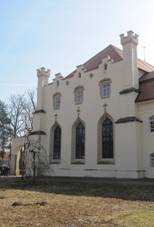 https://upload.wikimedia.org/wikipedia/commons/thumb/e/e9/Sokolnice%2C_z%C3%A1mek%2C_kaple.jpg/1024px-Sokolnice%2C_z%C3%A1mek%2C_kaple.jpg