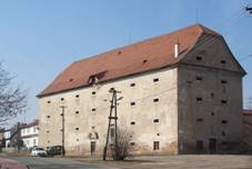 https://upload.wikimedia.org/wikipedia/commons/thumb/d/d9/Sokolnice%2C_s%C3%BDpka.jpg/1024px-Sokolnice%2C_s%C3%BDpka.jpg
