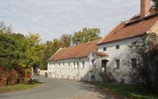 Sokolnice - hospod��sk� budovy z�mku.jpg