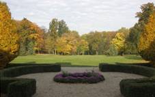 https://upload.wikimedia.org/wikipedia/commons/thumb/6/6d/Sokolnice_-_z%C3%A1meck%C3%BD_park_obr1.jpg/1280px-Sokolnice_-_z%C3%A1meck%C3%BD_park_obr1.jpg