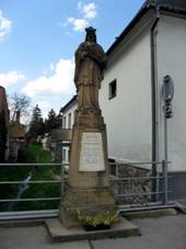 Stelice, socha u Stelickho potoka.jpg