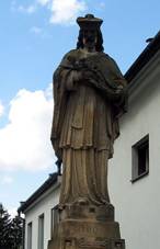 Stelice, socha u Stelickho potoka.jpg