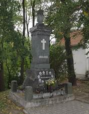 https://upload.wikimedia.org/wikipedia/commons/thumb/9/94/Trbou%C5%A1any_-_pomn%C3%ADk_padl%C3%BDm.jpg/800px-Trbou%C5%A1any_-_pomn%C3%ADk_padl%C3%BDm.jpg