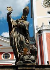 https://upload.wikimedia.org/wikipedia/commons/thumb/7/78/Kl%C3%A1%C5%A1ter_benediktinsk%C3%BD_v_Broumov%C4%9B.jpg/800px-Kl%C3%A1%C5%A1ter_benediktinsk%C3%BD_v_Broumov%C4%9B.jpg