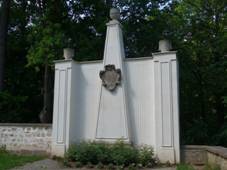 https://upload.wikimedia.org/wikipedia/commons/thumb/4/4a/Kl%C3%A1%C5%A1ter_Broumov%2C_kl%C3%A1%C5%A1tern%C3%AD_zahrada_06.jpg/1024px-Kl%C3%A1%C5%A1ter_Broumov%2C_kl%C3%A1%C5%A1tern%C3%AD_zahrada_06.jpg