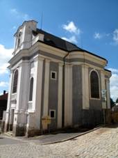 https://upload.wikimedia.org/wikipedia/commons/thumb/6/67/Broumov%2C_kostel_sv._V%C3%A1clava.jpg/800px-Broumov%2C_kostel_sv._V%C3%A1clava.jpg
