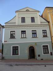 Broumov m욝ansk� d�m Obr�nc� m�ru �.p. 160.JPG