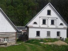 Na obrÃ¡zku mÅ¯Å¾e bÃ½t: dÅ¯m, obloha, strom, trÃ¡va, venku a pÅ™Ãroda