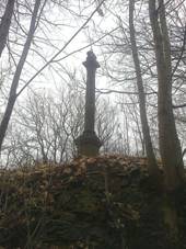 File:Police nad Metuj - sloup u silnice na Bezdkov.jpg