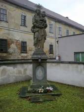 Police nad Metuj - socha Madony.jpg