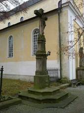 File:Police nad Metuj - krucifix u kltera.jpg